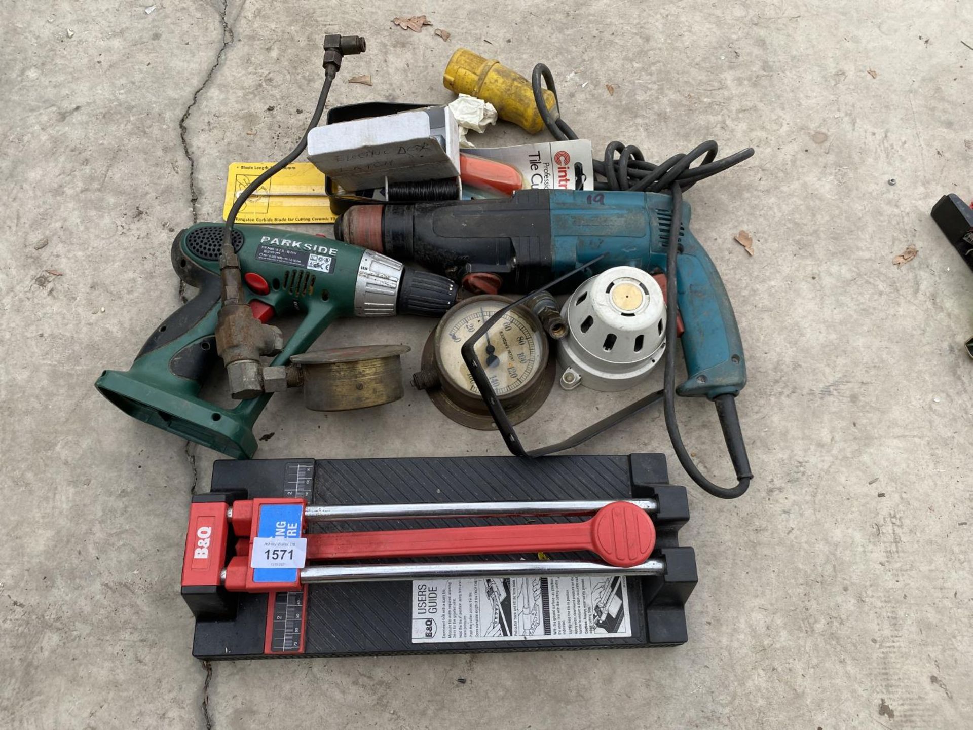 AN ASSORTMENT OF TOOLS TO INCLUDE TWO DRILLS, VINTAGE PRESSURE GAUGES ETC