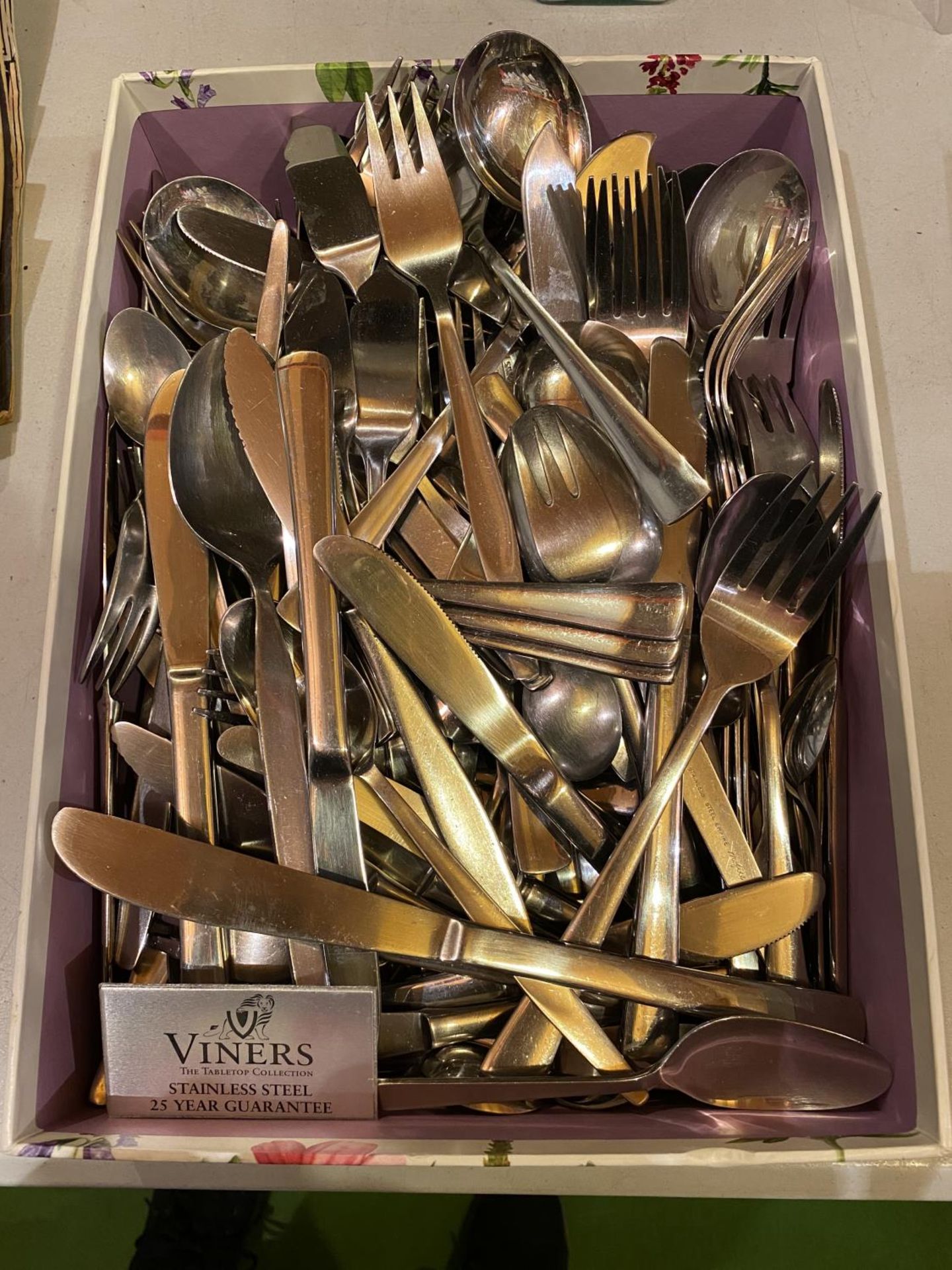 A LARGE QUANTITY TO INCLUDE SOME VINERS STAINLESS STEEL CUTLERY (160 TOTAL) (100 VINERS)