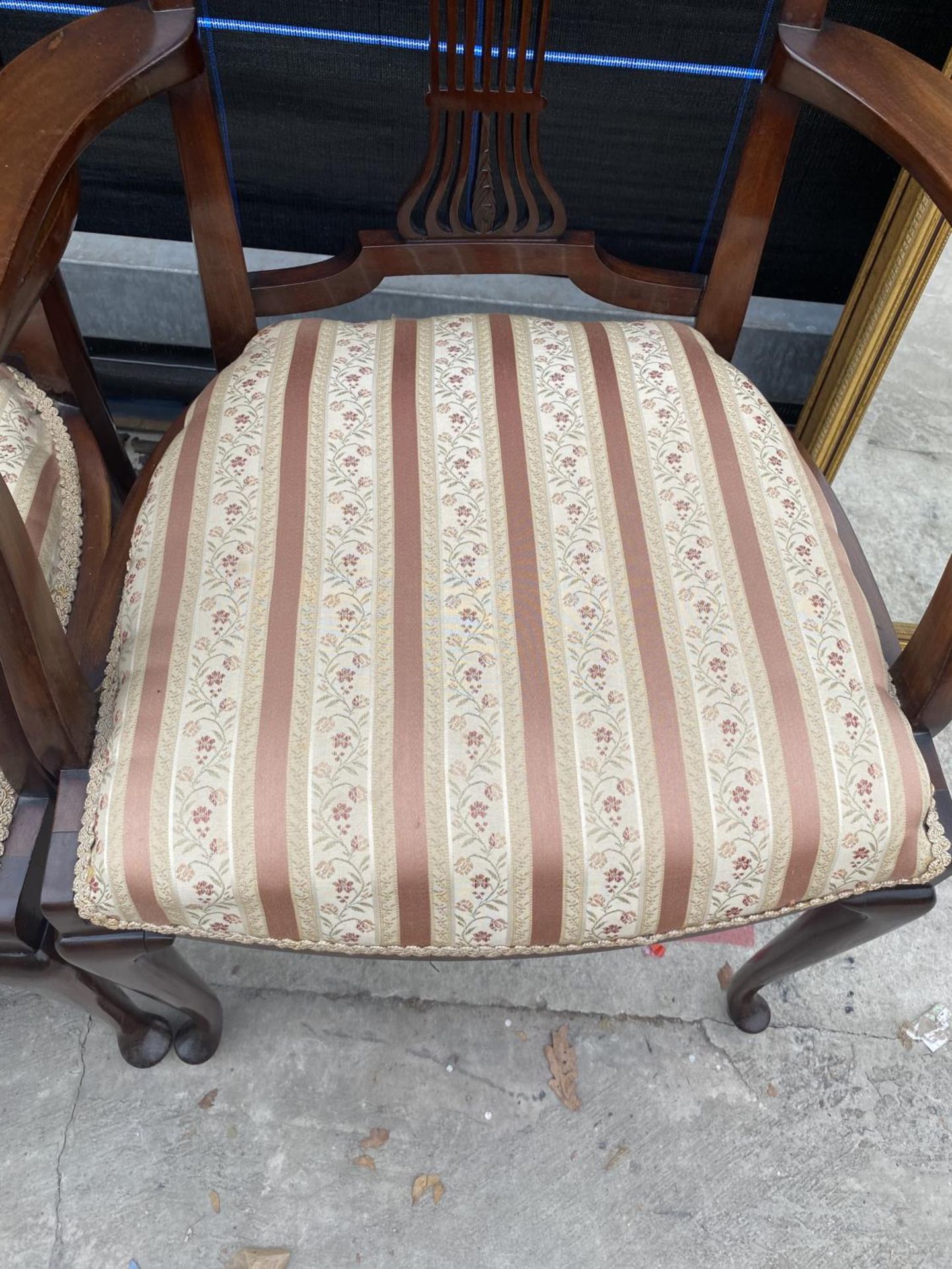 A PAIR OF EDWARDIAN MAHOGANY CARVER CHAIRS WITH PIERCED SPLAT BACKS, ON CABRIOLE LEGS - Image 3 of 5