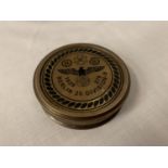 A BRASS GERMAN STYLE COMPASS ENGRAVED 'BERLIN 20 DIVISION - S' DIA: 7.5CM