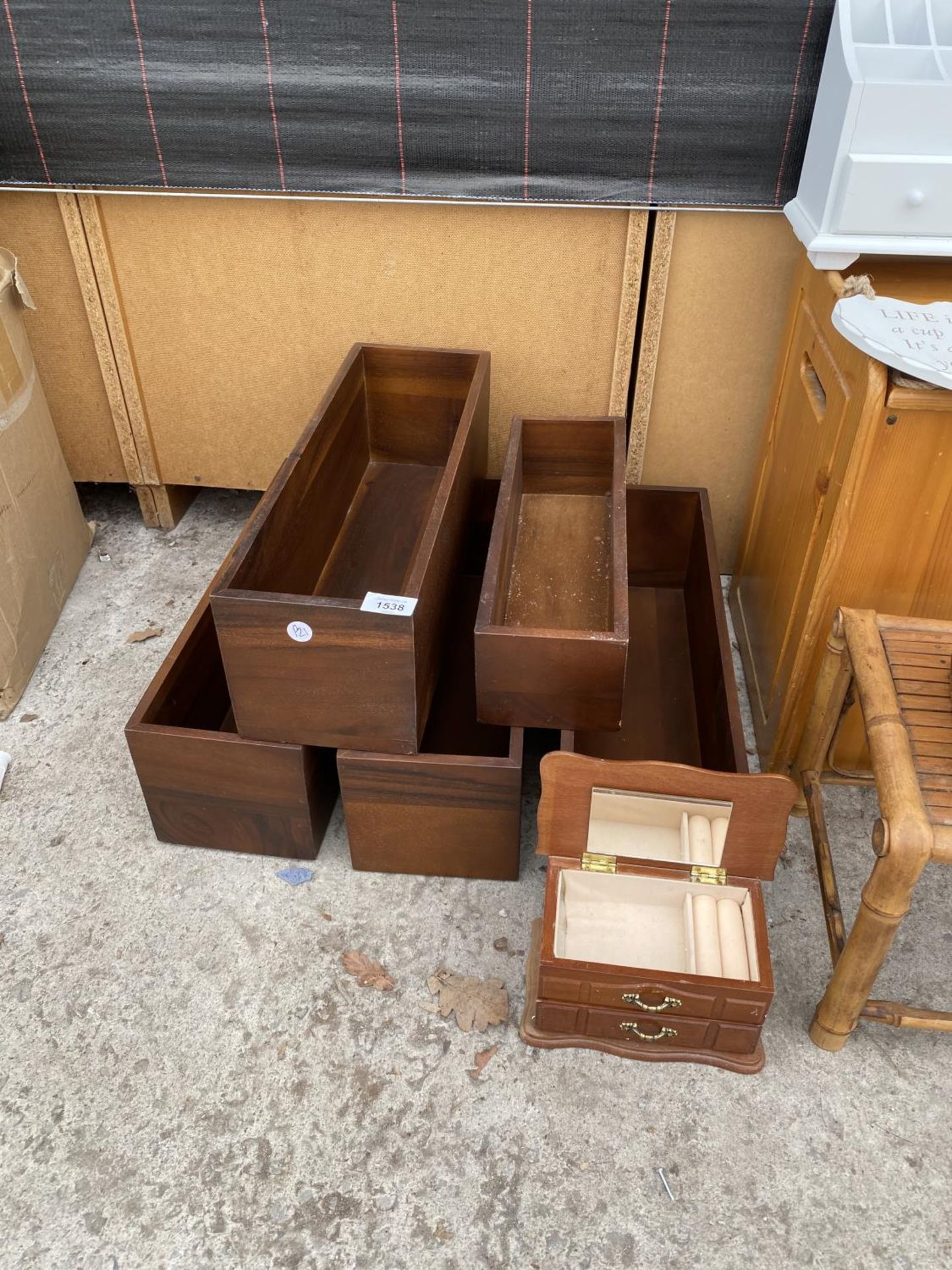 AN ASSORTMENT OF TREEN ITEMS TO INCLUDE A JEWELLERY BOX, A SMALL WOODEN ROCKING CHAIR AND A STOOL - Image 2 of 4