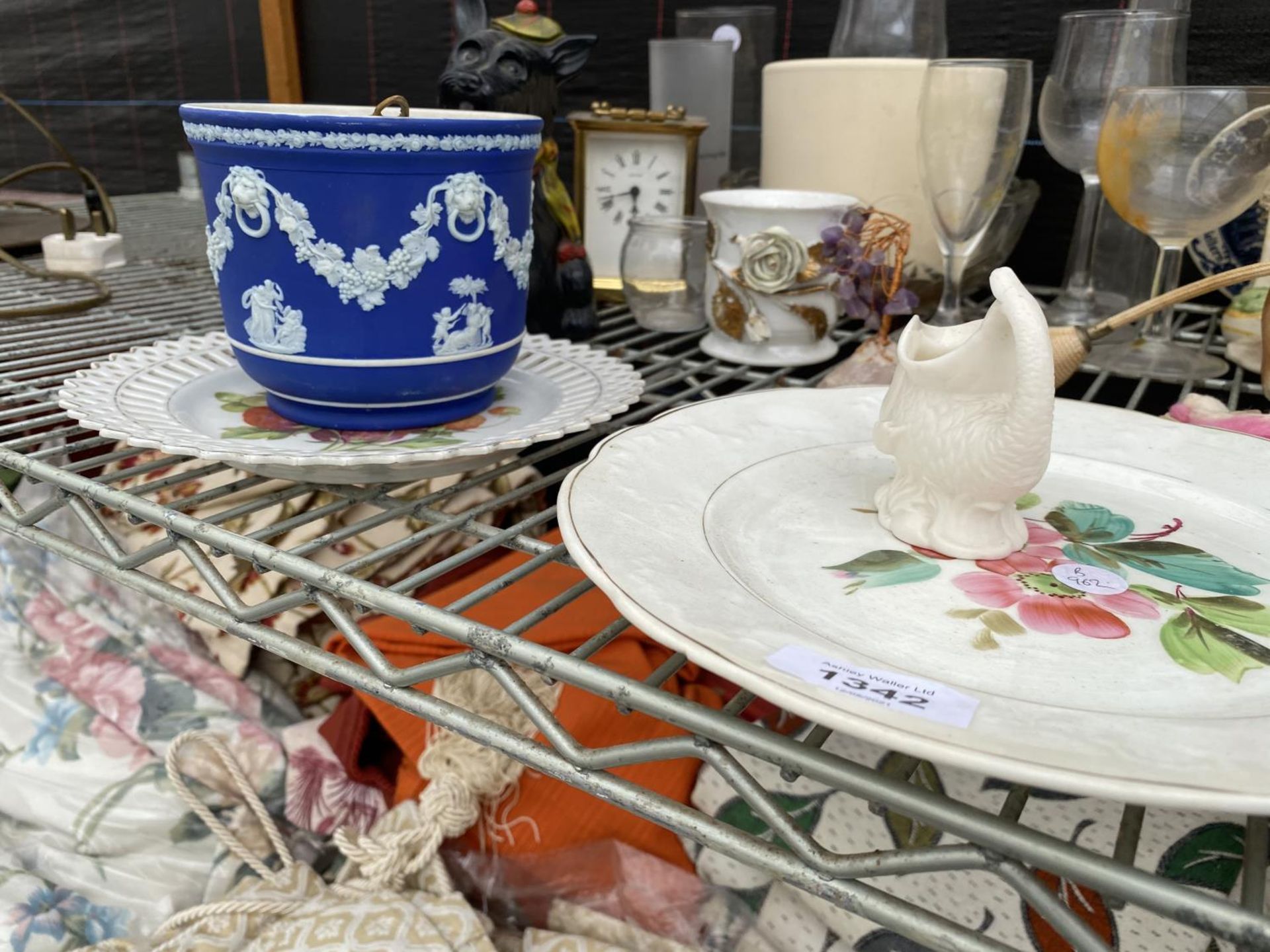 AN ASSORTMENT OF ITEMS TO INCLUDE PLATES, GLASSES AND BOWLS ETC - Image 4 of 4