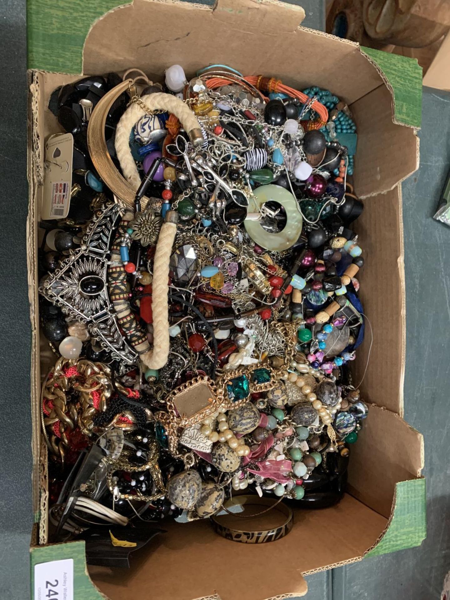 A BOX OF COSTUME JEWELLRY - Image 3 of 3