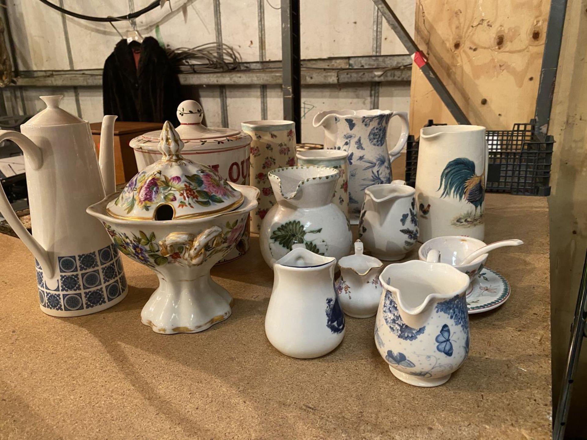 SEVERAL MEDIUM AND LARGE JUGS IN DIFFERENT DECORATIVE STYLES, A SMALL BOWL AND A FLOUR STORAGE JAR - Image 4 of 5