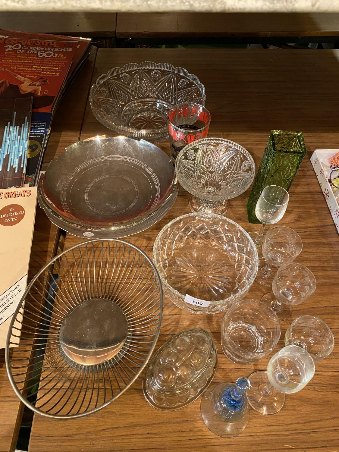 AN ASSORTMENT OF GLASS ITEMS TO ALSO INCLUDE A SILVER PLATE COMPORT AND DECORATIVE FRUIT BOWL