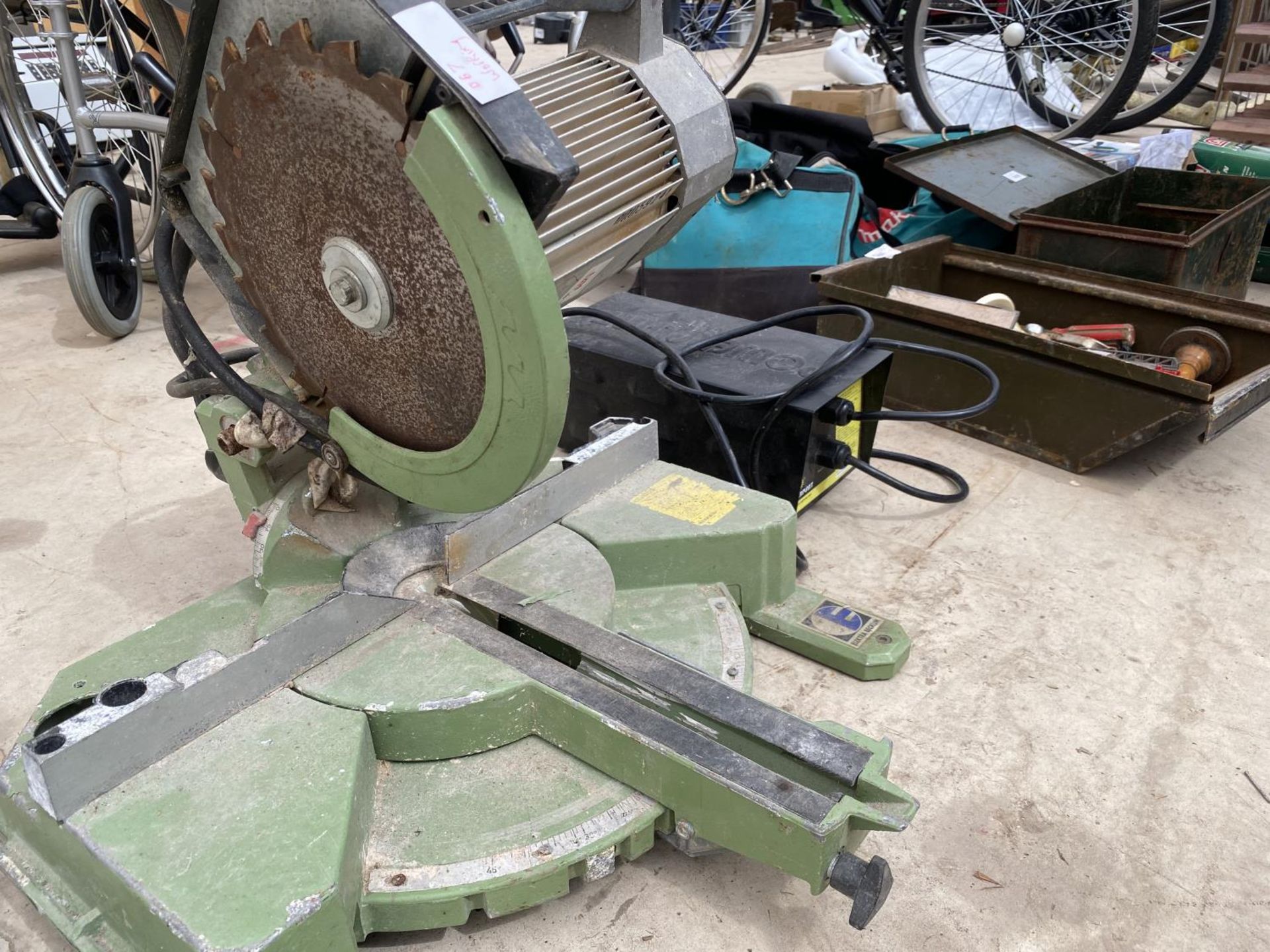 AN ELEKTRA BECKUM MITRE SAW BELIEVED IN WORKING ORDER BUT NO WARRANTY - Image 4 of 4