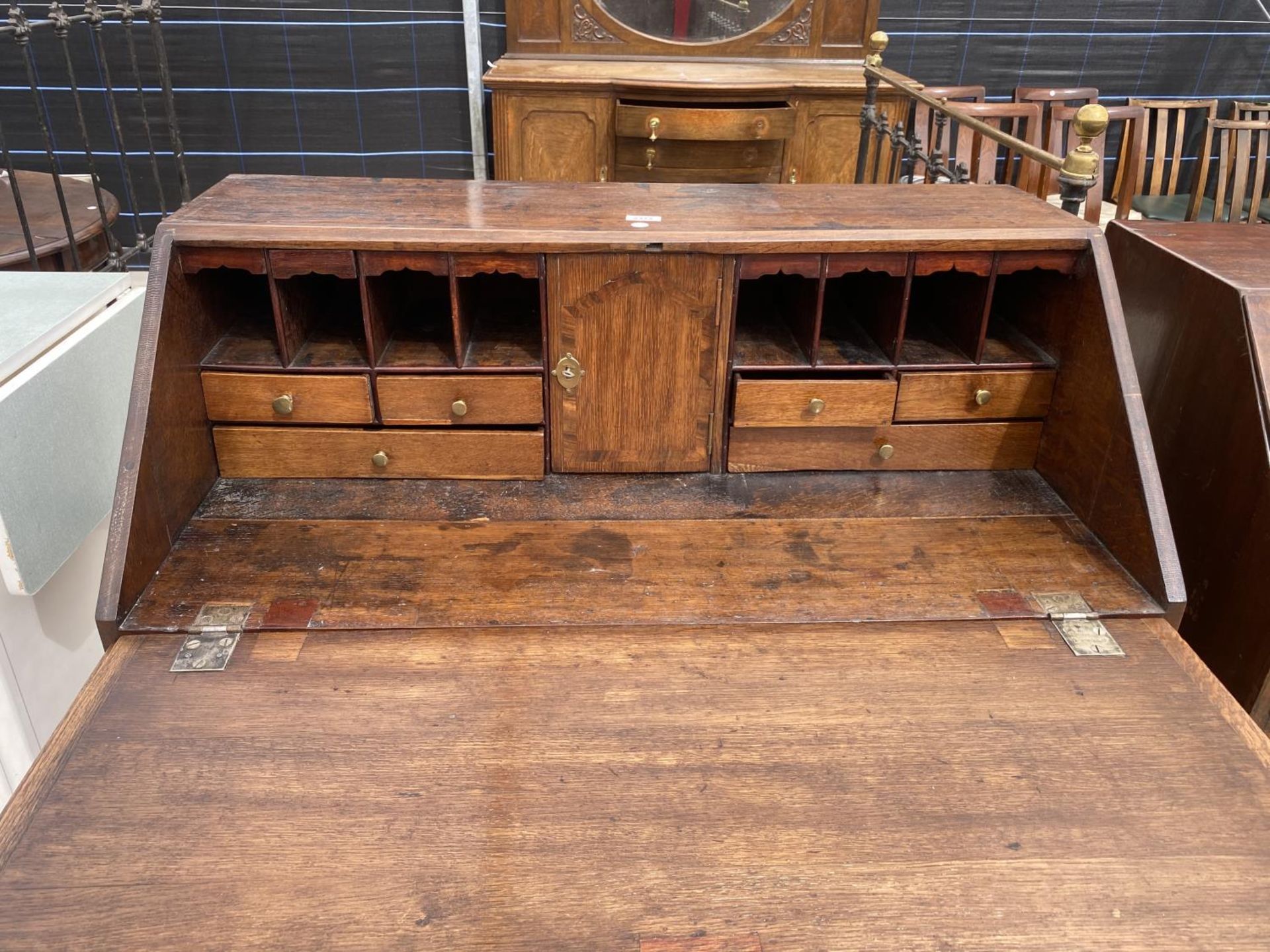 A GEORGE III OAK AND CROSSBANDED BUREAU WITH TWO SHORT AND THREE GRADUATED DRAWERS ON BRACKET FEET - Image 3 of 3