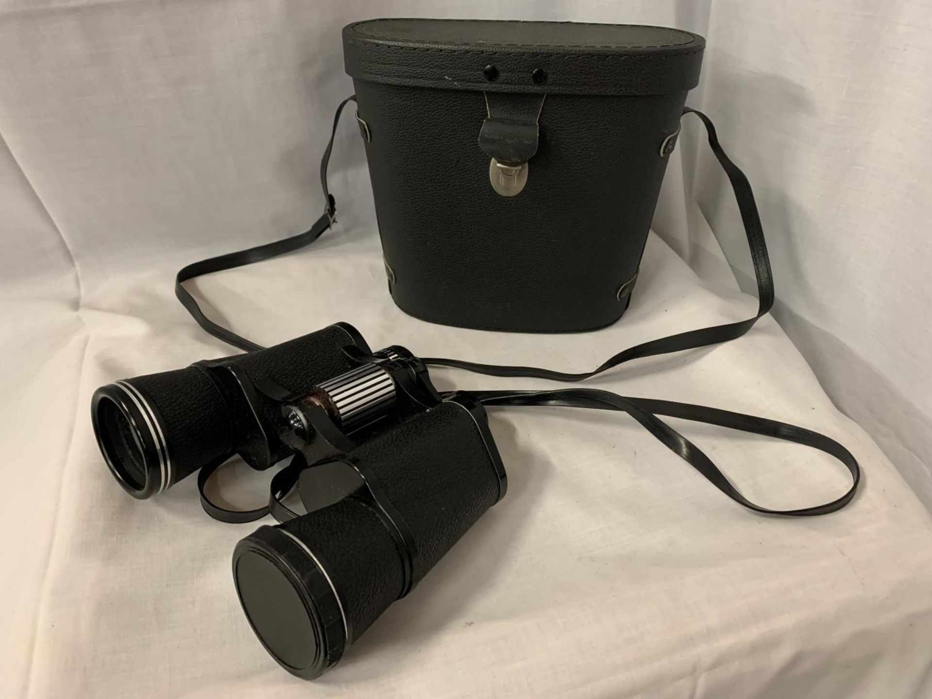 A PAIR OF BOOTS ADMIRAL II 10 X 50MM FULLY COATED BINOCULARS