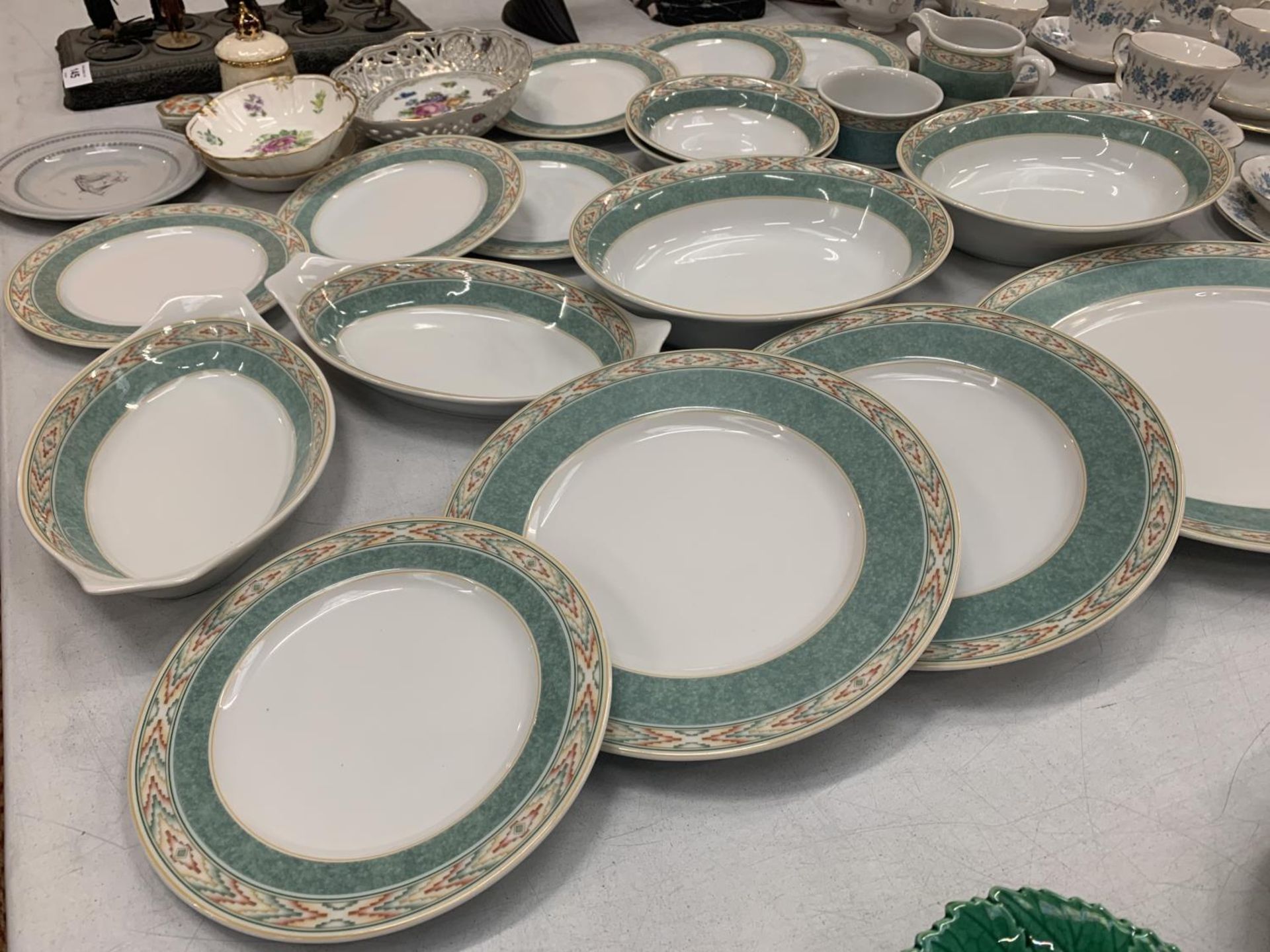 A SELECTION OF ROYAL DOULTON DINNERWARE AND OTHER SMALL DECORATIVE TRINKET TRAYS - Image 3 of 4