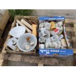 AN ASSORTMENT OF HOUSEHOLD CLEARANCE ITEMS TO INCLUDE CERAMIC MUGS AND KITCHEN ITEMS ETC