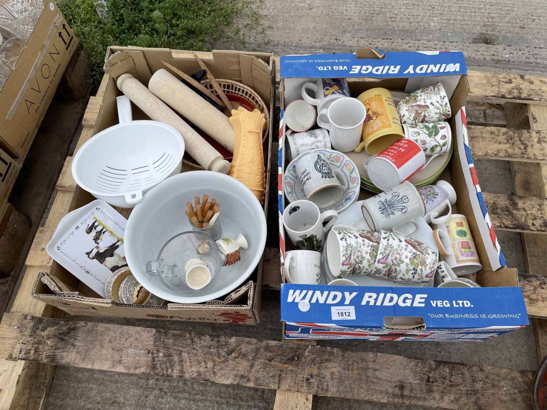 AN ASSORTMENT OF HOUSEHOLD CLEARANCE ITEMS TO INCLUDE CERAMIC MUGS AND KITCHEN ITEMS ETC