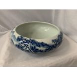A LARGE HEAVY BLUE AND WHITE CERAMIC BOWL WITH ORIENTAL DECORATION DIA: 32CM