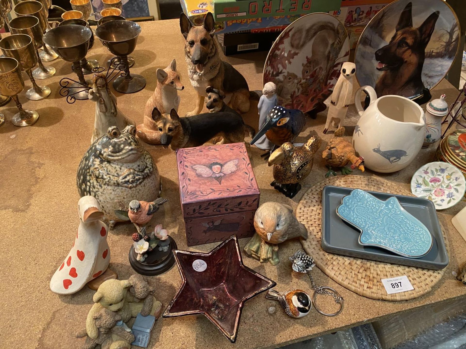 A LARGE COLLECTION OF ITEMS TO INCLUDE SEVERAL ANIMAL FIGURINES, DECORATIVE PLATES AND TRINKET - Image 2 of 6