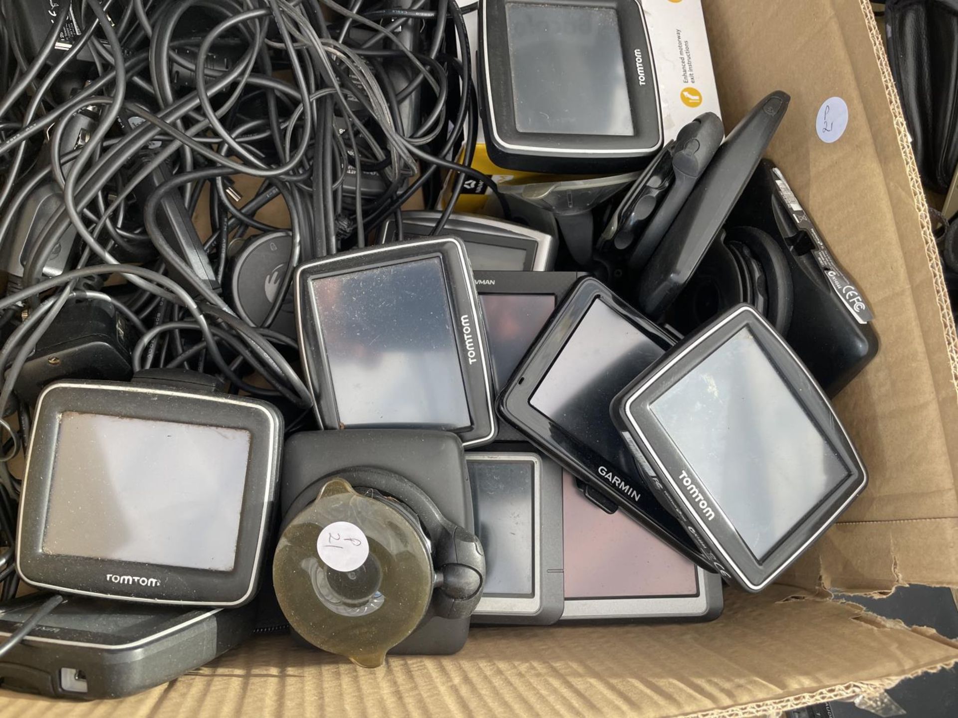 A LARGE QUANTITY OF TOMTOM SATNAVS AND CAMERAS - Image 2 of 5