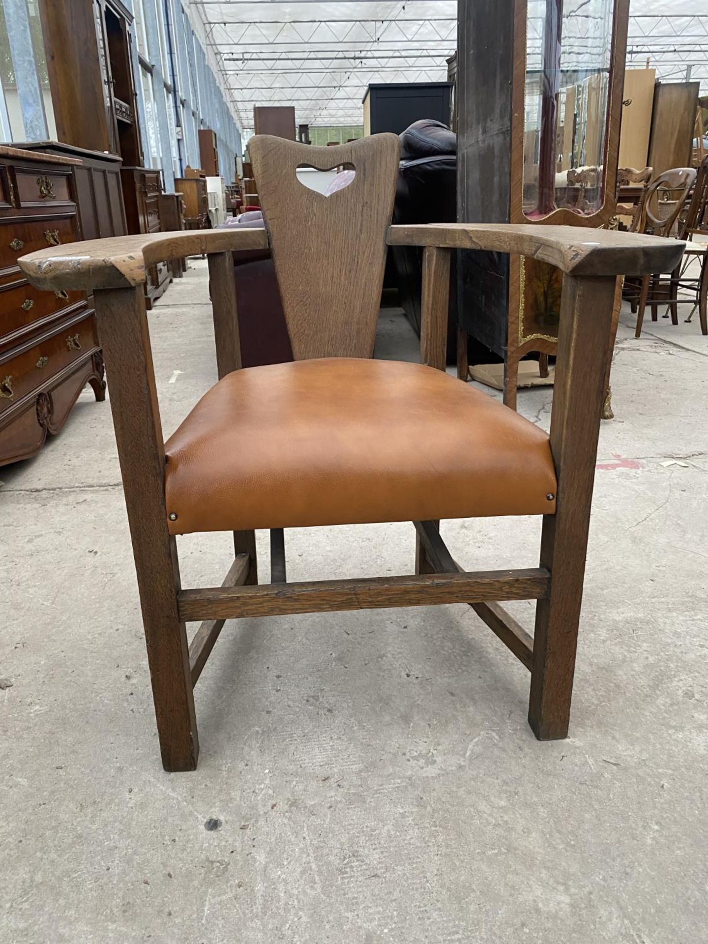 AN OAK ART NOUVEAU TUB CHAIR WITH PLATEAU ARMS AND HEART CARVING TO THE BACK, COMPLETE WITH - Image 3 of 6