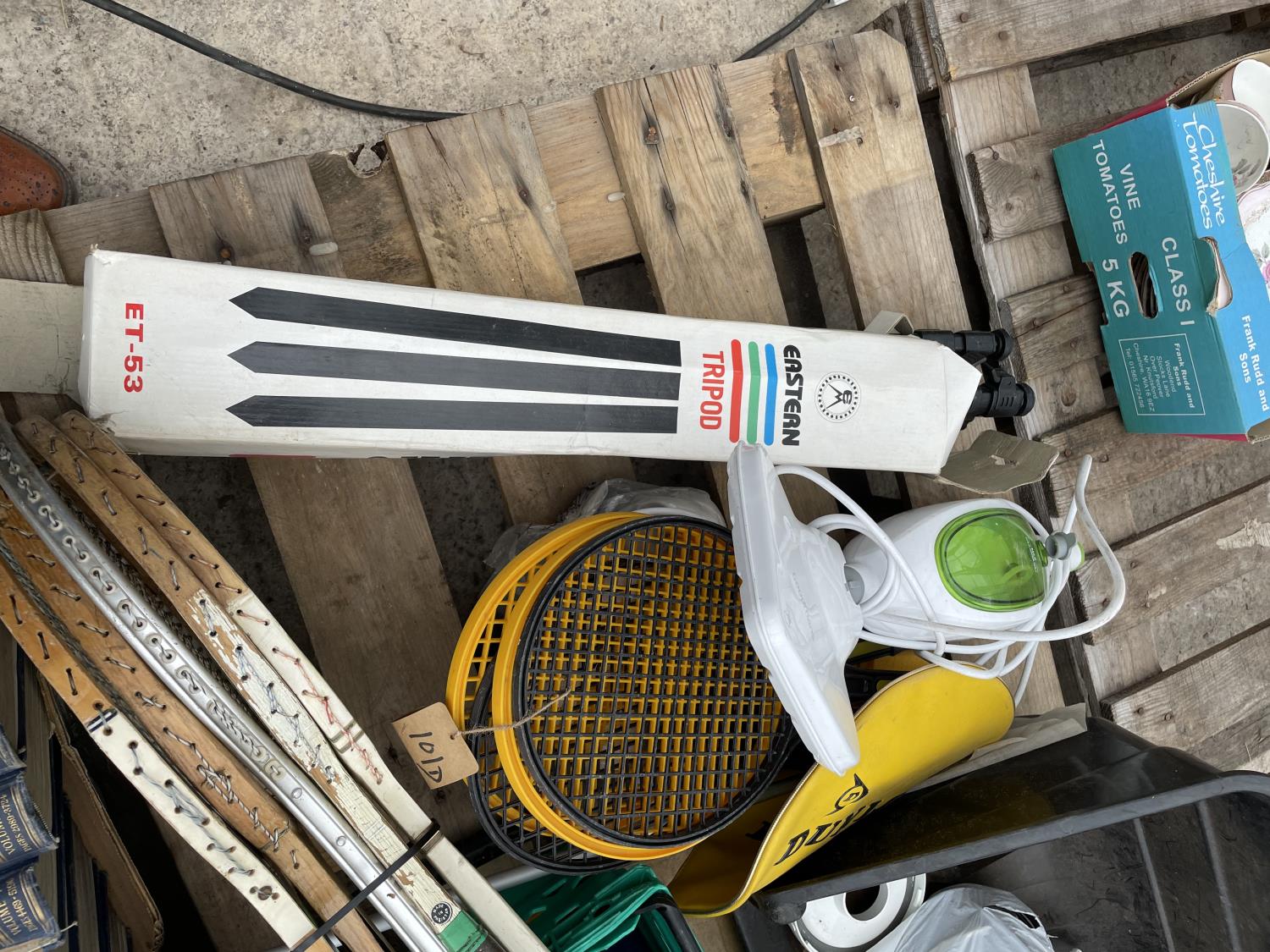 AN ASSORTMENT OF HOUSEHOLD CLEARANCE ITEMS TO INCLUDE TENNIS RACKETS, BOOKS ETC - Image 5 of 5