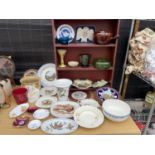 A LARGE QUANTITY OF CERAMIC WARE TO INCLUDE PLATES, A ROYAL WORCESTER DISH AND A WEDGWOOD TRINKET