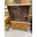 A MID 20TH CENTURY OAK DISPLAY CABINET WITH SLIDING GLASS TO THE UPPER PORTION, CHEQUERED DOORS TO