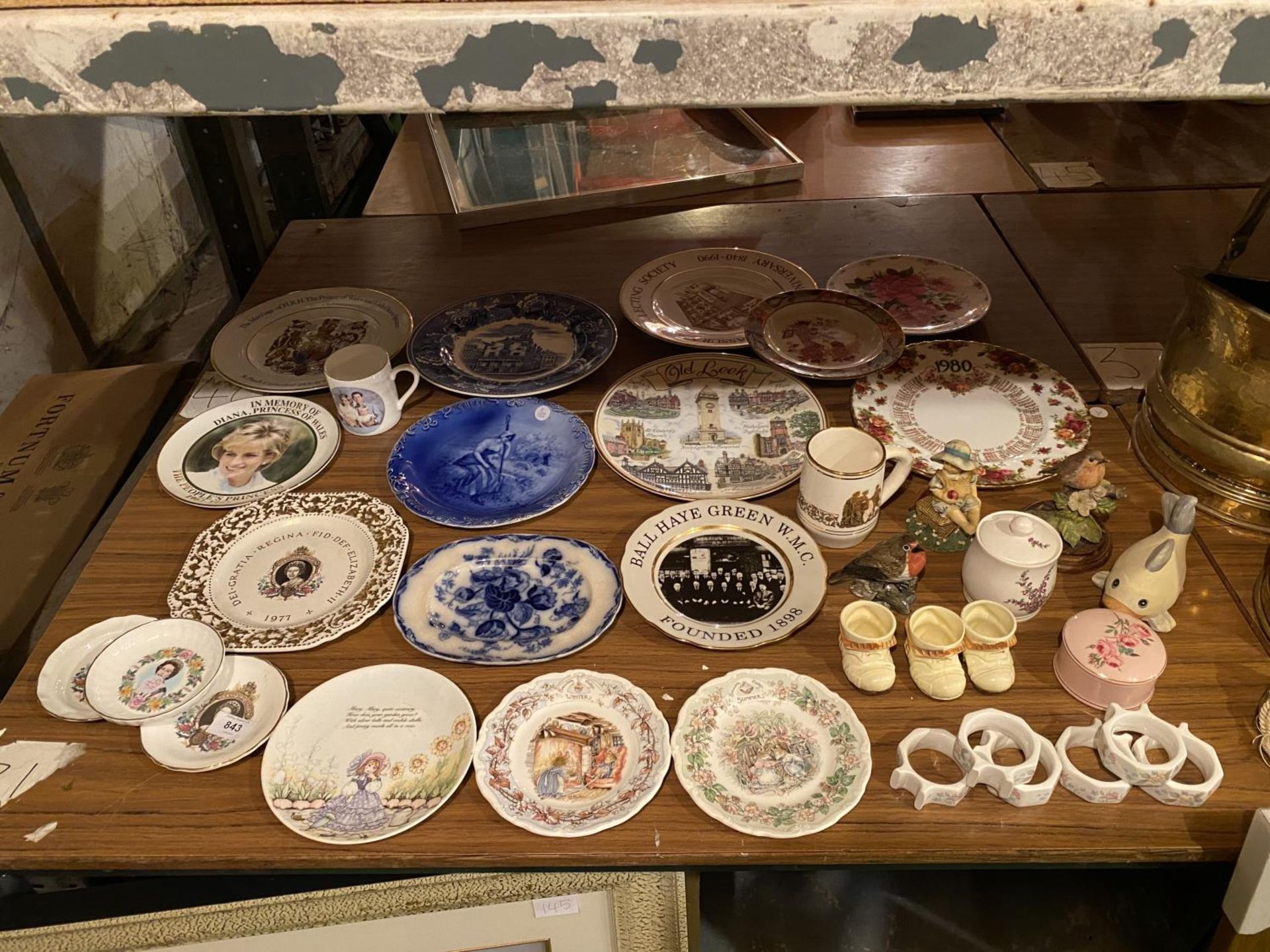 A LARGE COLLECTION TO INCLUDE COALPORT AND ROYAL DOULTON PLATES, COMMEMORATIVE WARE, ORNAMENTS ETC.