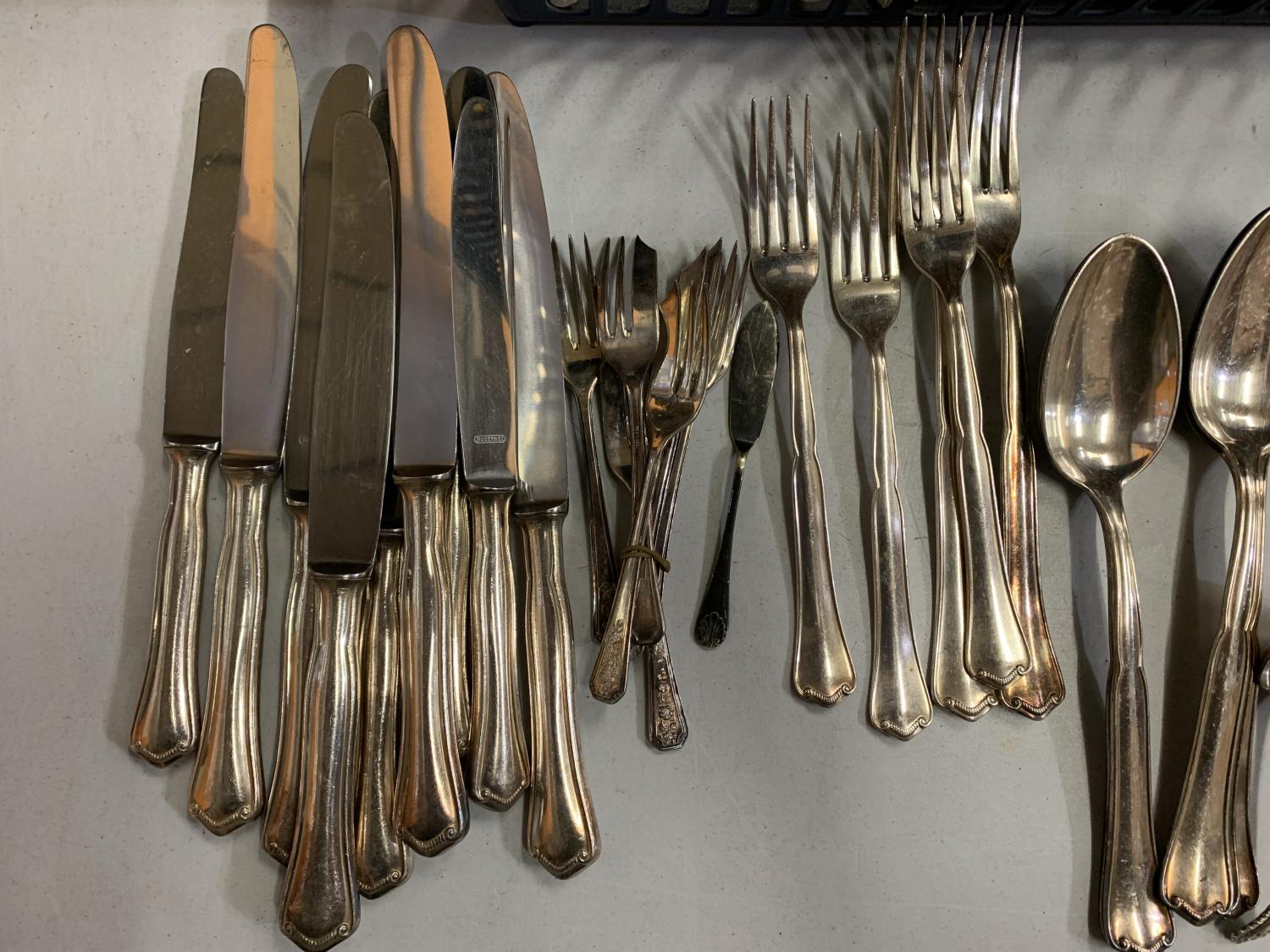 A TRAY CONTAINING A QUANTITY OF FLATWARE INCLUDING KNIVES, FORKS AND SPOONS - Image 2 of 4