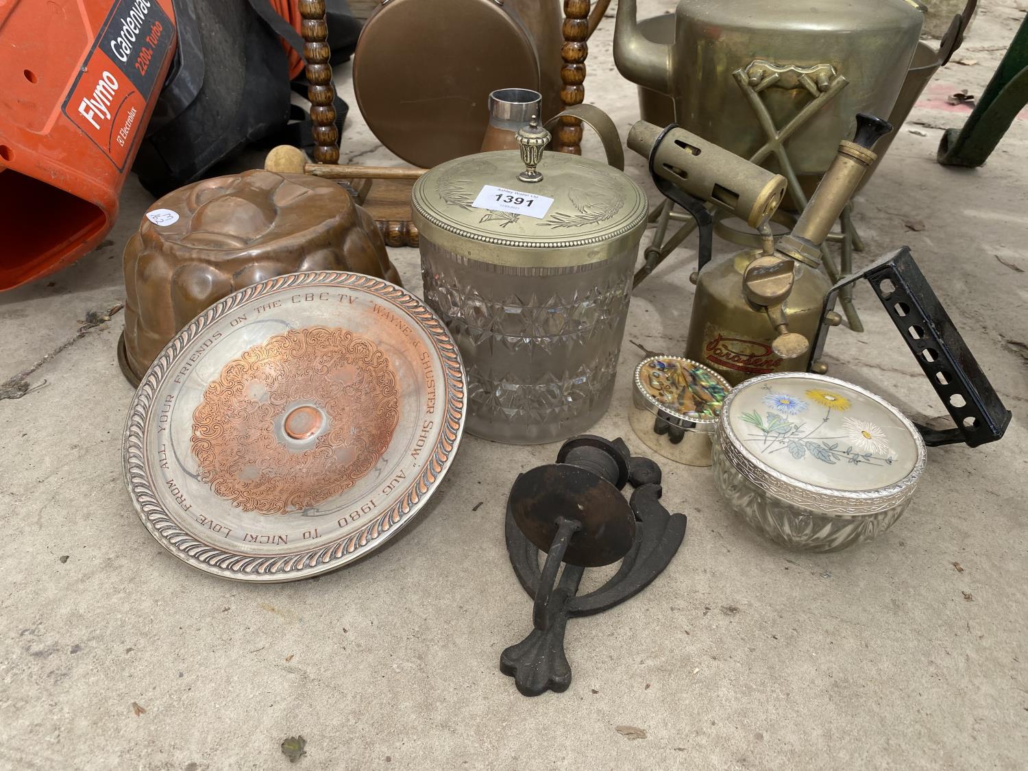 AN ASSORTMENT OF ITEMS TO INCLUDE A GONG, A JAM PAN AND COPPER JUG ETC - Image 2 of 4