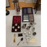 AN ASSORTMENT OF SILVER PLATE ITEMS: A BOXED CONDIMENT SET, JUGS, A PAIR OF SALTS, FISH KNIVES AND