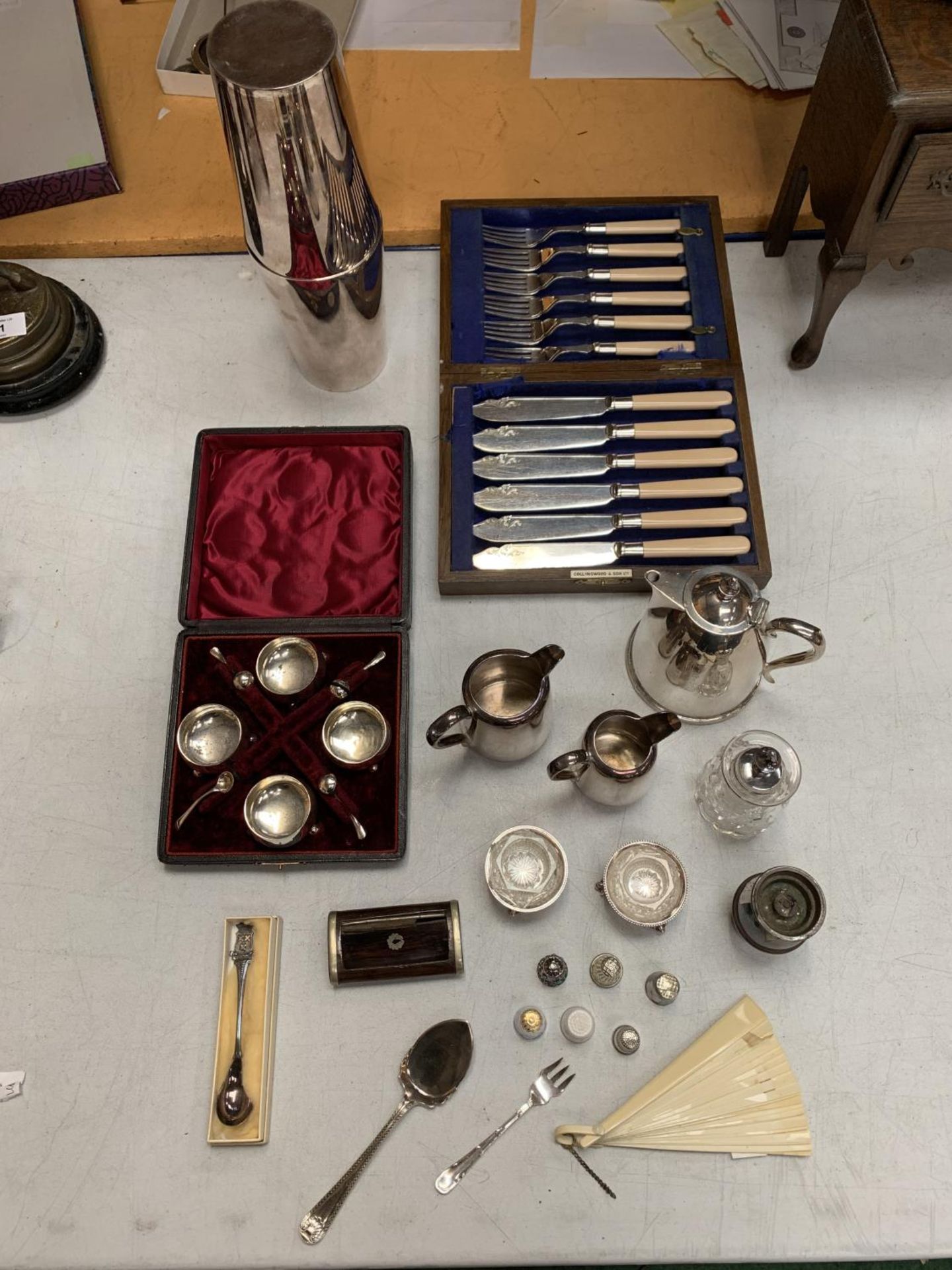 AN ASSORTMENT OF SILVER PLATE ITEMS: A BOXED CONDIMENT SET, JUGS, A PAIR OF SALTS, FISH KNIVES AND