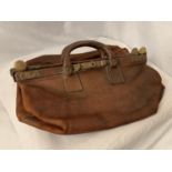 A VINGTAGE LEATHER GLADSTONE BAG WITH BRASS DETAIL L:41.5CM