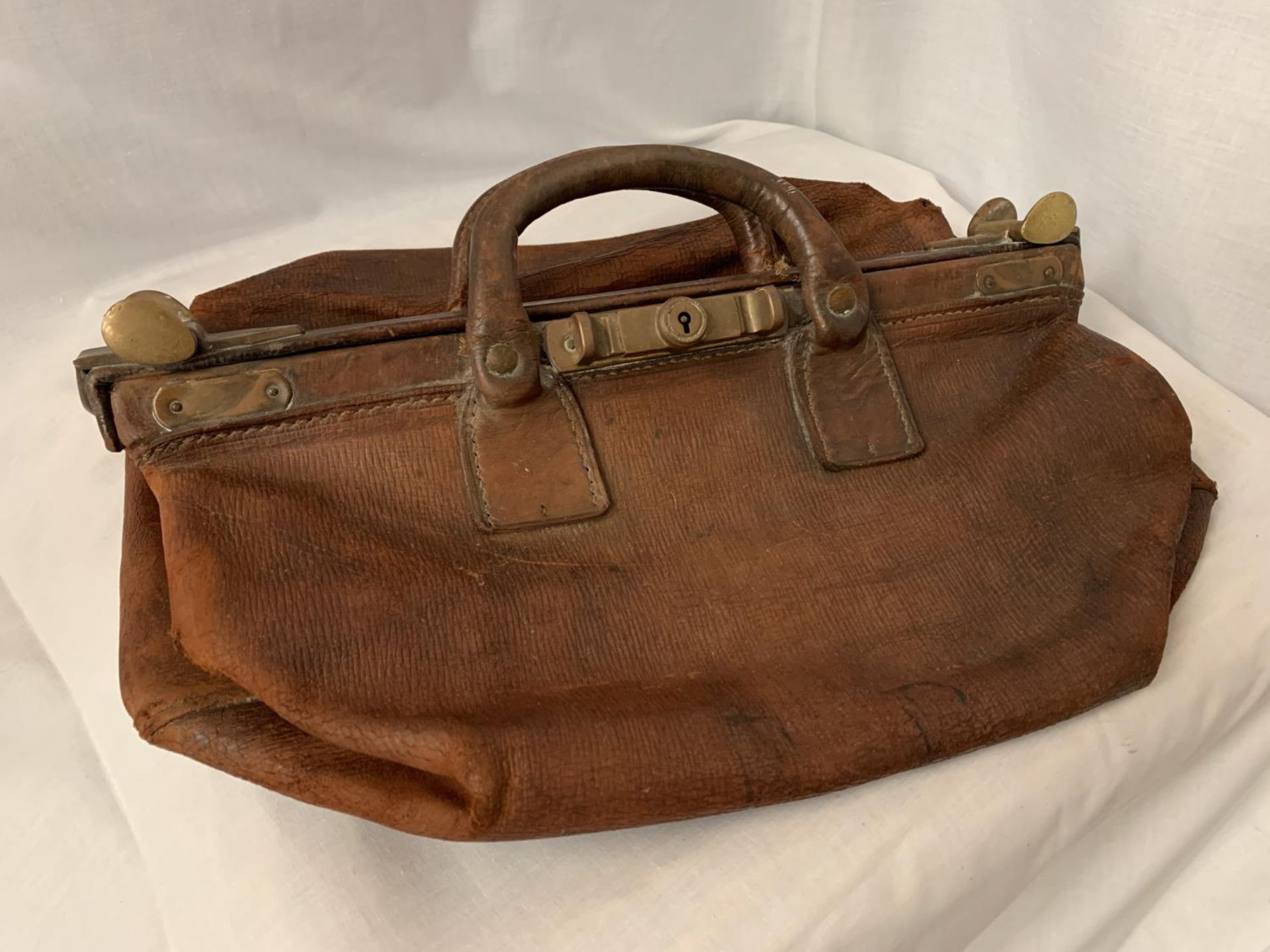 A VINGTAGE LEATHER GLADSTONE BAG WITH BRASS DETAIL L:41.5CM