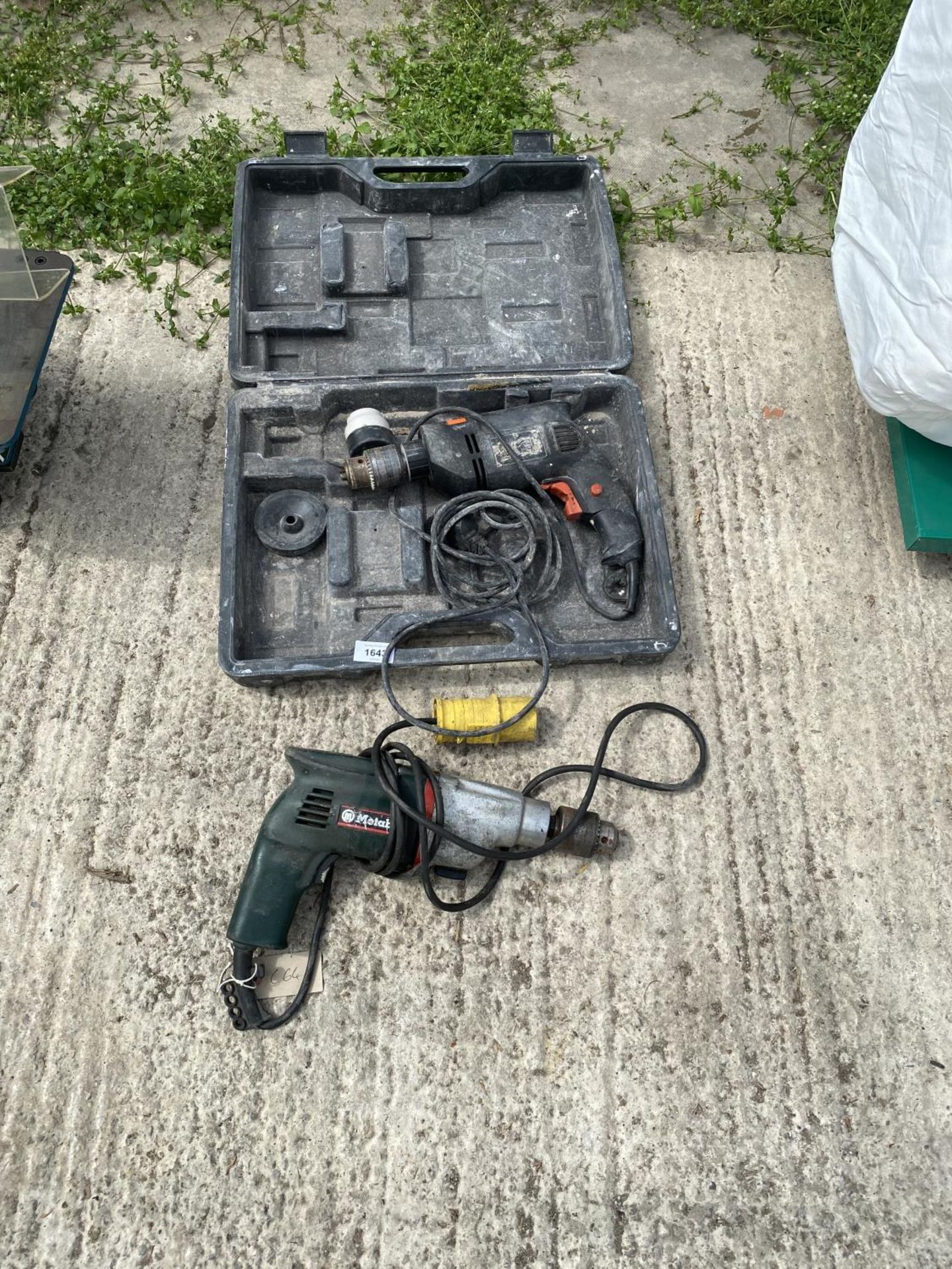 A MATABO ELECTRIC DRILL ON A 110V PLUG AND A FURTHER HAMMER DRILL - Image 2 of 6