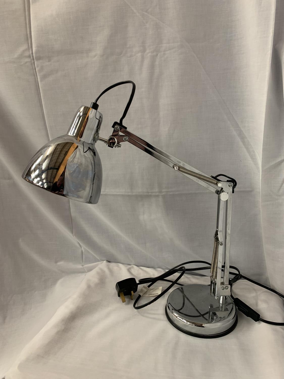 A CHROME ANGLE POISE DESK LAMP - Image 2 of 3