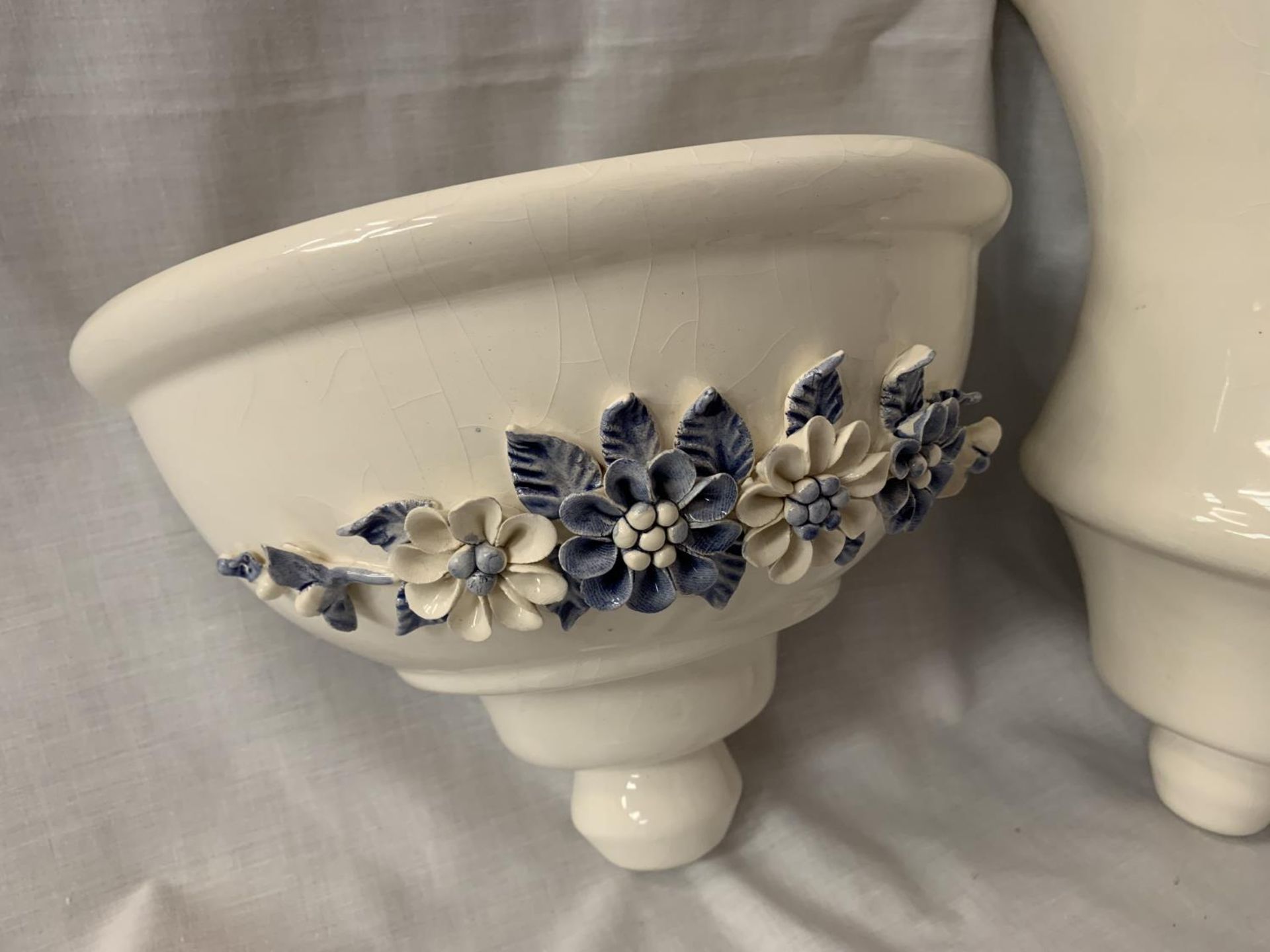 A PAIR OF CERAMIC WALL MOUNTED WATER VESSEL AND BOWLWITH DECORATIVE BLUE AND WHITE FLOWERS IN - Image 3 of 4