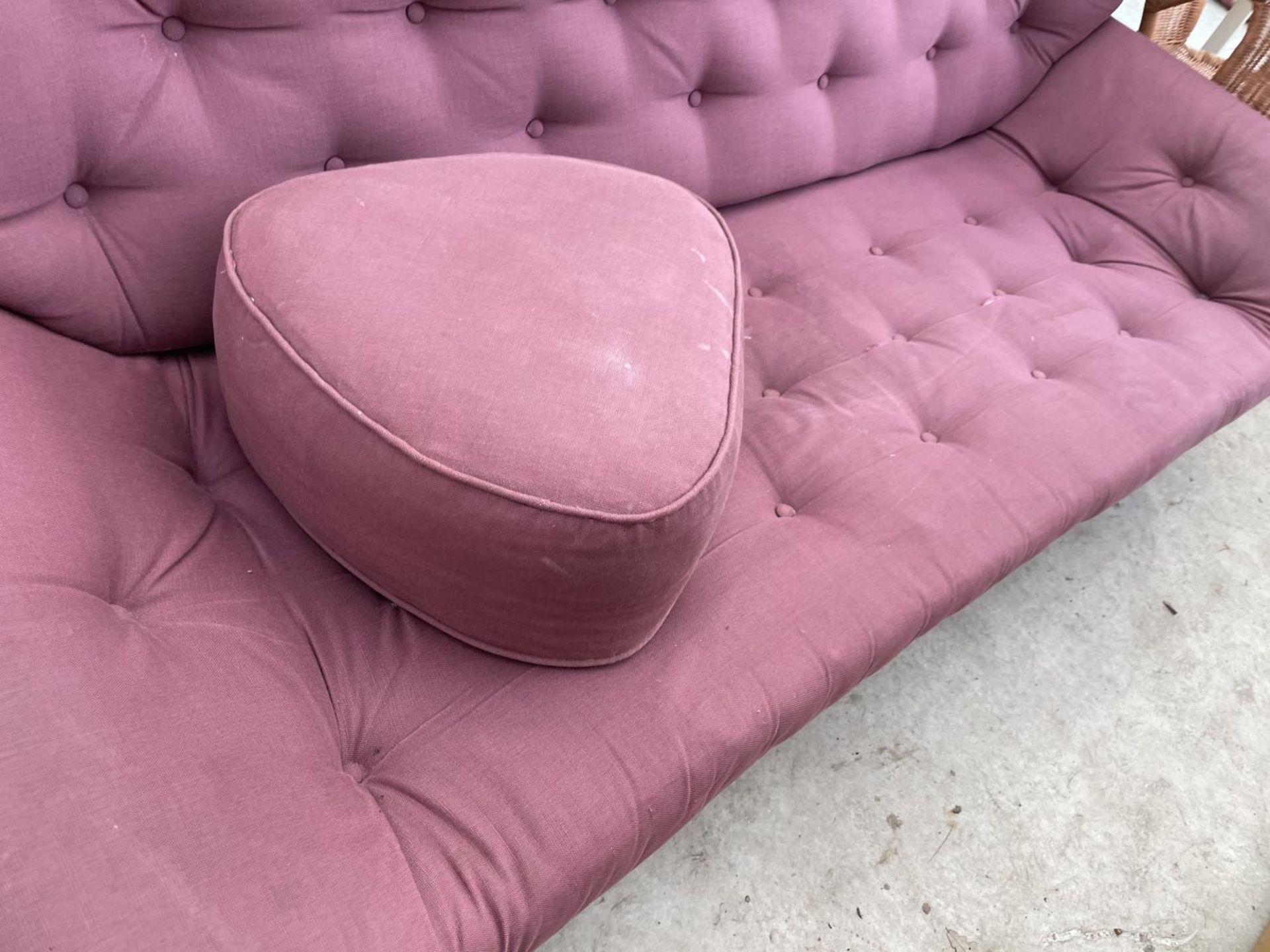 A 1970'S STYLE BUTTON BACK SETTEE WITH LOW RAKING ARMS AND MATCHING POUFFE - Image 3 of 4