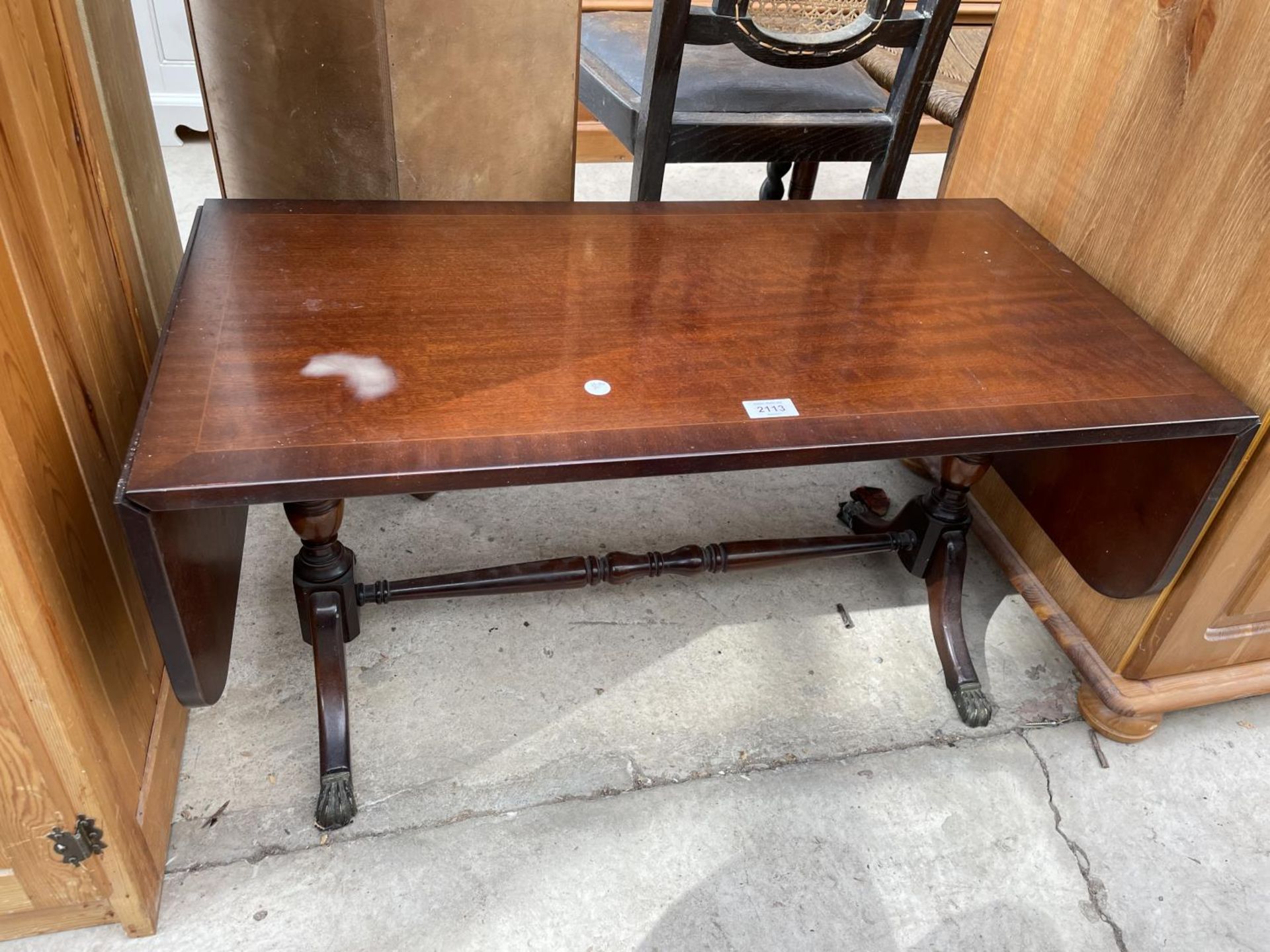 A STRONGBOW FURNITURE MAHOGANY AND CROSSBANDED SOFA TYPE TABLE - Image 3 of 3