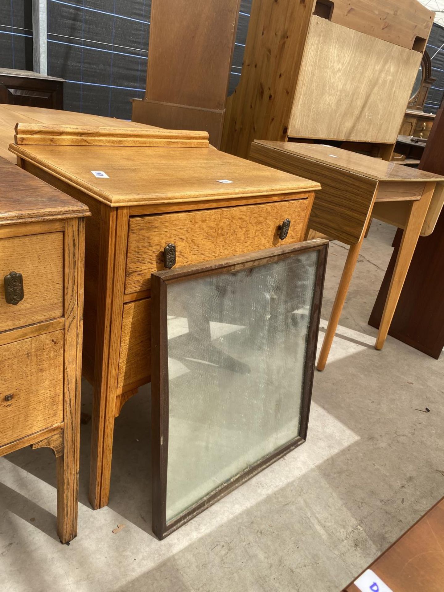 AN EARLY 20TH CENTURY OAK DRESSING TABLE AND CHEST OF DRAWERS W:23.5" ALSO TO INCLUDE A WOODEN - Image 4 of 4