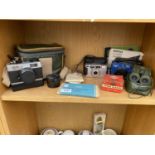 AN ASSORTMENT OF VINTAGE CAMERA EQUIPMENT AND BINOCULARS TO INCLUDE A RICOH 500 ST CAMERA ETC
