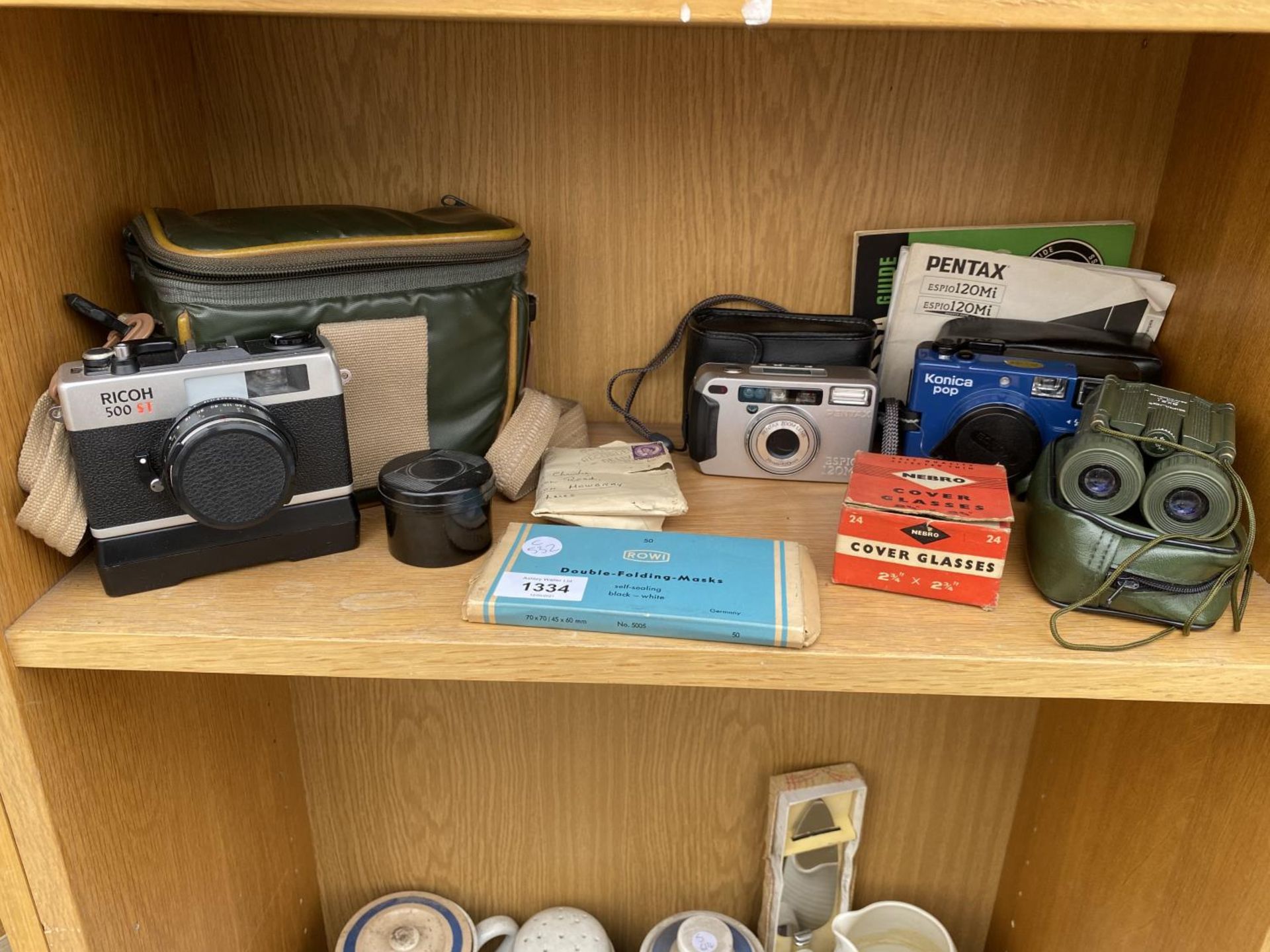 AN ASSORTMENT OF VINTAGE CAMERA EQUIPMENT AND BINOCULARS TO INCLUDE A RICOH 500 ST CAMERA ETC