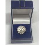 A MARKED 925 SILVER RING IN A FLOWER DESIGN SIZE T/U IN A PRESENTATION BOX