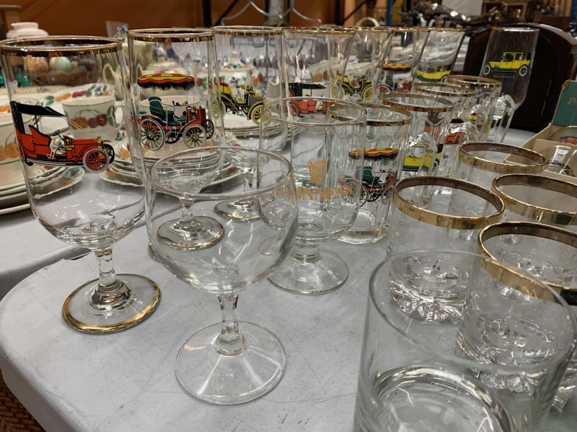 A LARGE QUANTITY OF MIXED GLASSWARE TO INCLUDE COLOURED GLASS DECORATIVE PIECES AND A SELECTION OF - Image 5 of 5