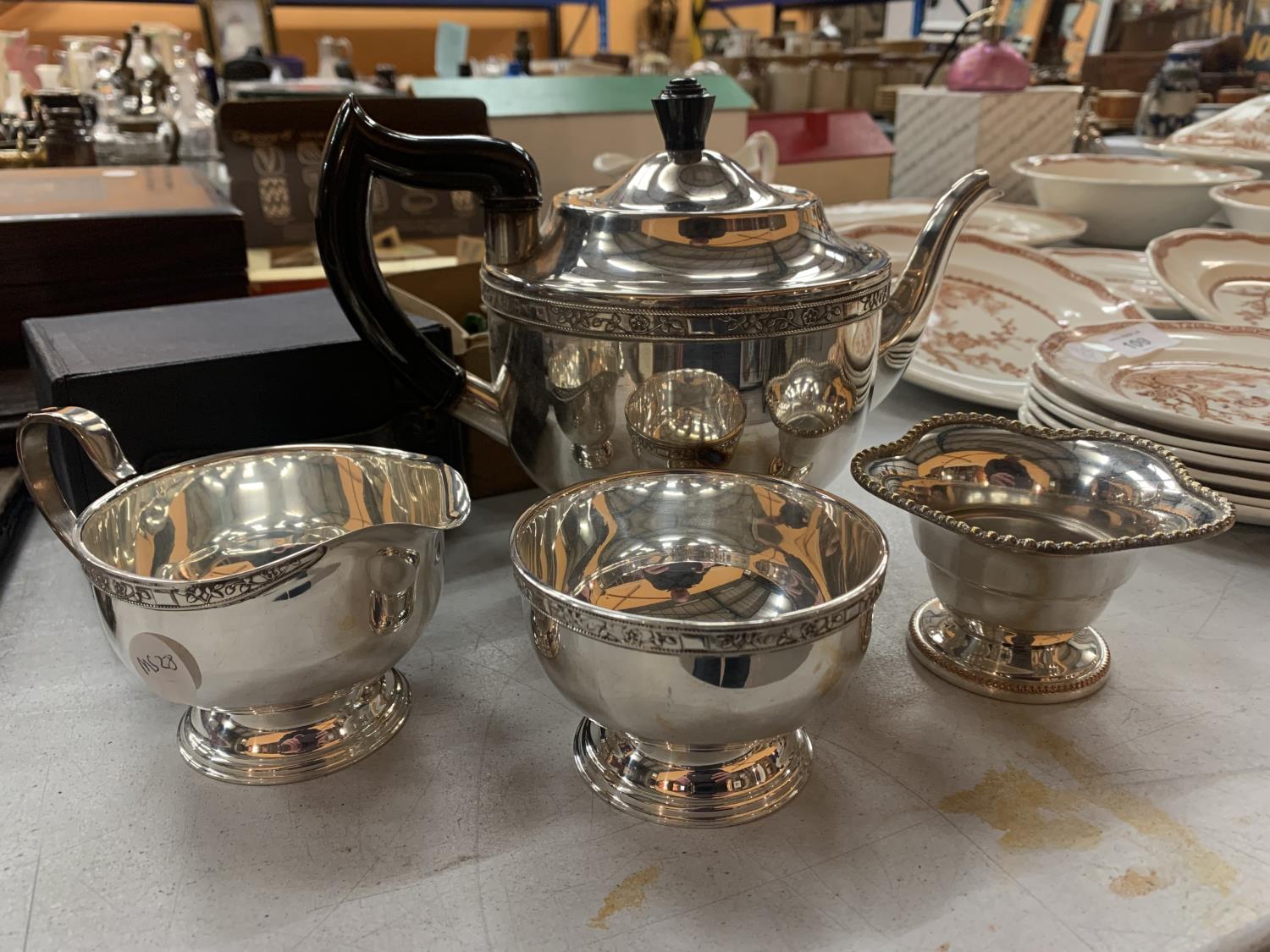 A GROUP OF SILVER PLATED ITEMS TO INCLUDE A TEA POT, MILK JUG AND SUGAR BOWL ETC