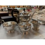 A GROUP OF SILVER PLATED ITEMS TO INCLUDE A TEA POT, MILK JUG AND SUGAR BOWL ETC