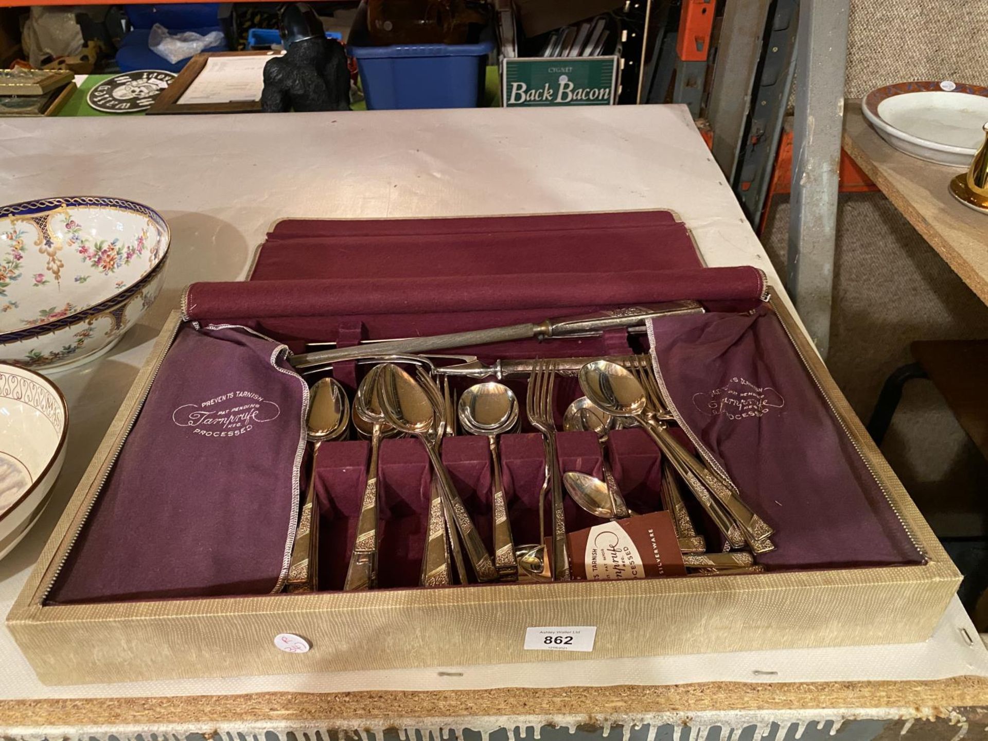 A ZIPPED CASE/CANTEEN OF 'TARNPRUFE REG.' CUTLERY TO INCLUDE SIX EACH OF DINNER KNIVES, DINNER