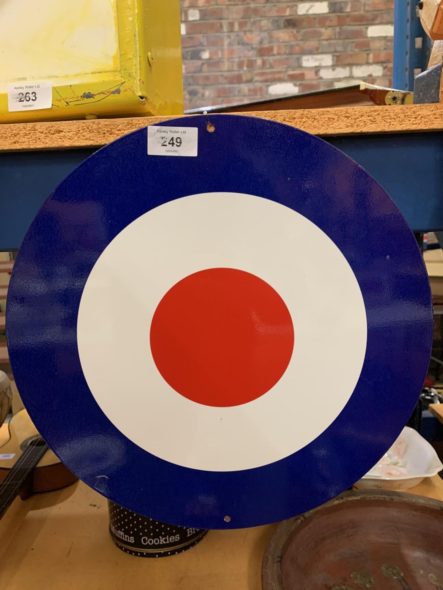 A CIRCULAR METAL 'TARGET' SIGN - DIA: 35.5CM