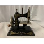 A VINTAGE MINIATURE 'CASIGE' HAND SEWING MACHINE H: 20CM