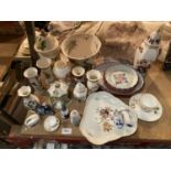 AN ASSORTMENT OF CERAMIC WARE TO INCLUDE SMALL DECORATIVE VASES AND PLATES