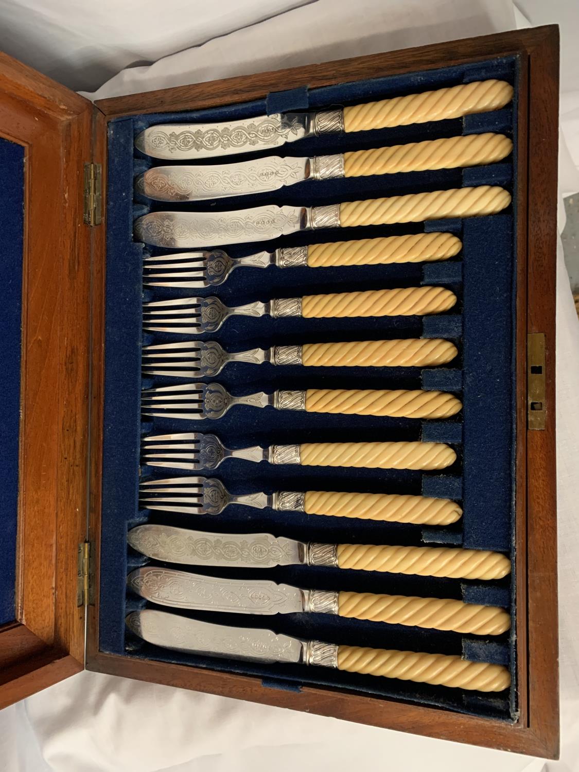 A VINTAGE MAHOGANY CANTEEN OF FLATWARE HEALY ENGRAVED WITH BARLEY TWIST HANDLES. SIX PLACE SETTING - Image 2 of 3