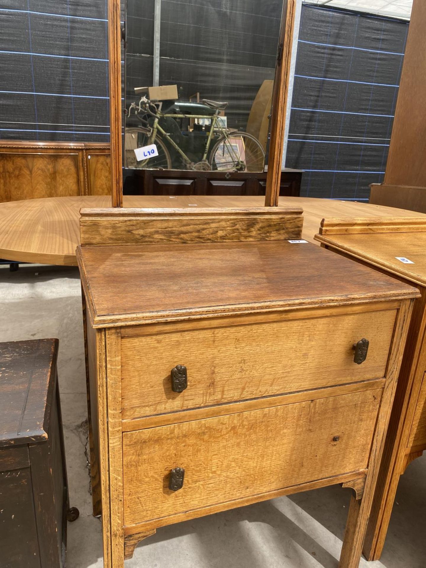 AN EARLY 20TH CENTURY OAK DRESSING TABLE AND CHEST OF DRAWERS W:23.5" ALSO TO INCLUDE A WOODEN - Image 3 of 4