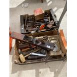 AN ASSORTMENT OF VINTAGE HAND TOOLS TO INCLUDE BRACE DRILLS AND PLANES ETC