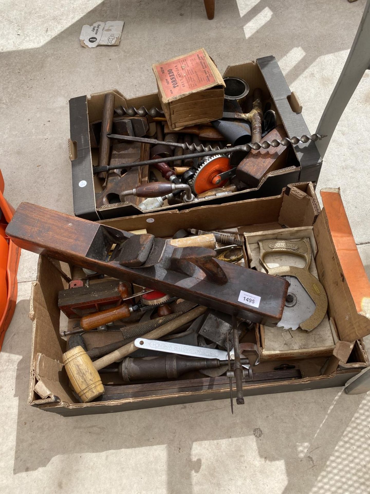 AN ASSORTMENT OF VINTAGE HAND TOOLS TO INCLUDE BRACE DRILLS AND PLANES ETC