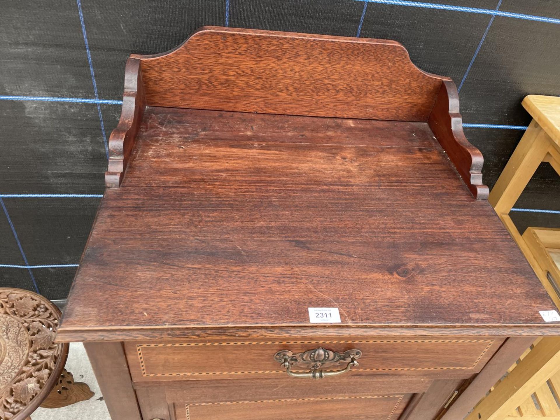 AN EDWARDIAN MAHOGANY AND INLAID WASHSTAND WITH GALLERY BACK, 25" WIDE - Image 2 of 4